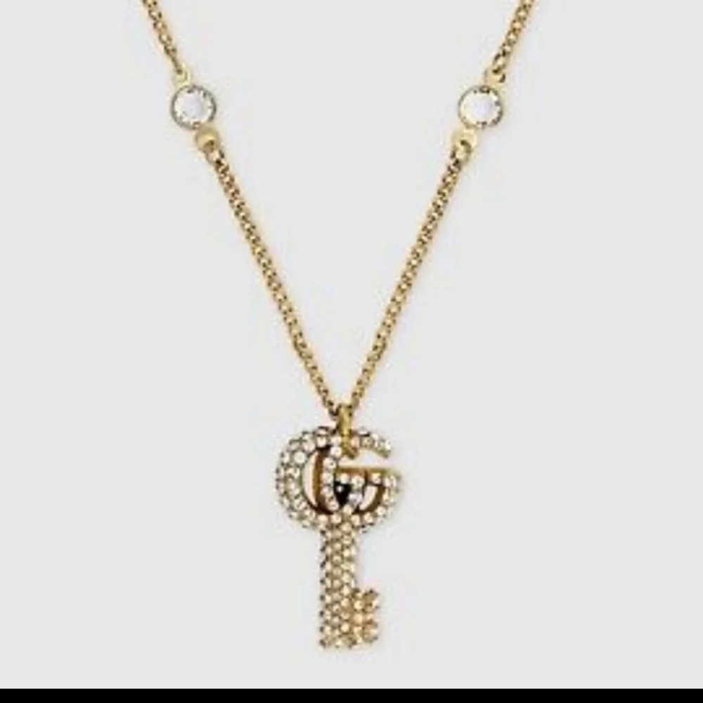 STUNNING LUXURY ๐ GUCCI KEY NECKLACE ๐ IN 14K GOLD PLATED - Picture 3 of 6
